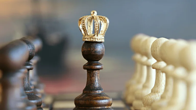 chess piece with crown